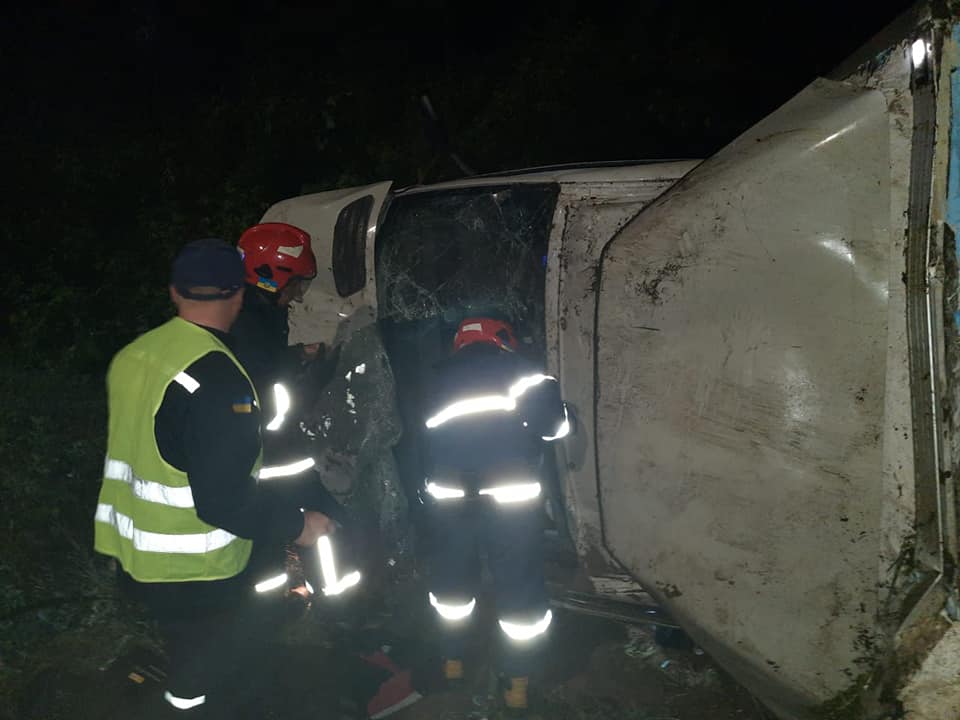 На трассе Киев-Чоп автобус с паломниками попал в аварию 