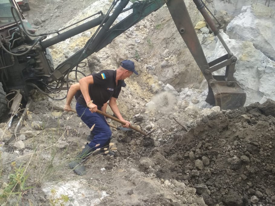 В Киевской и Днепропетровской областях из-за обвалов песка погибли три человека. Фото Facebook/ ГСЧС
