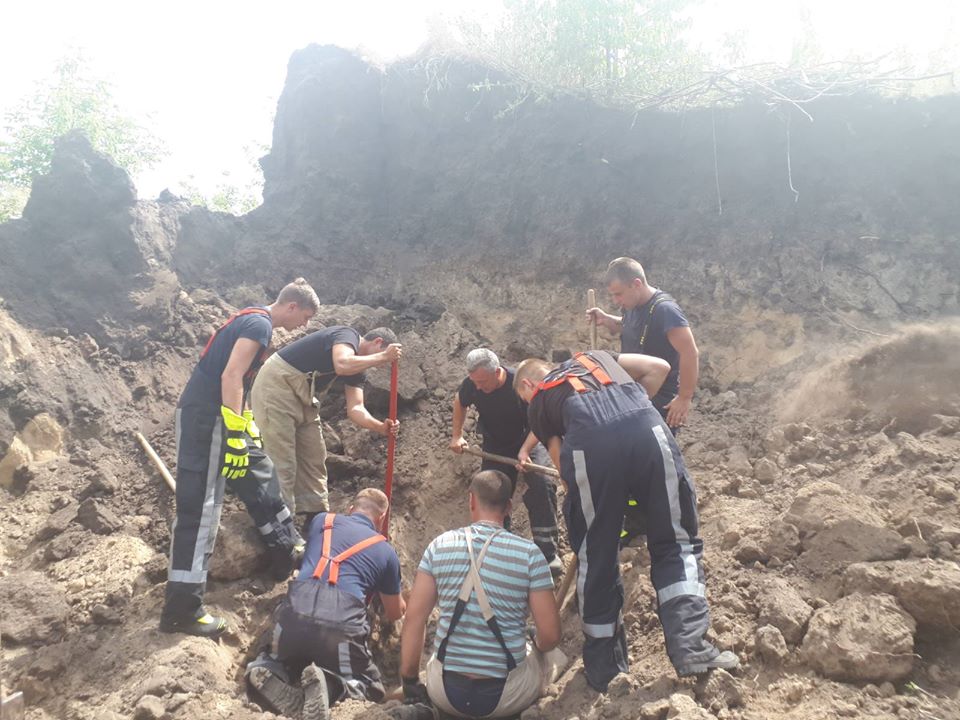 В Киевской и Днепропетровской областях из-за обвалов песка погибли три человека. Фото Facebook/ ГСЧС