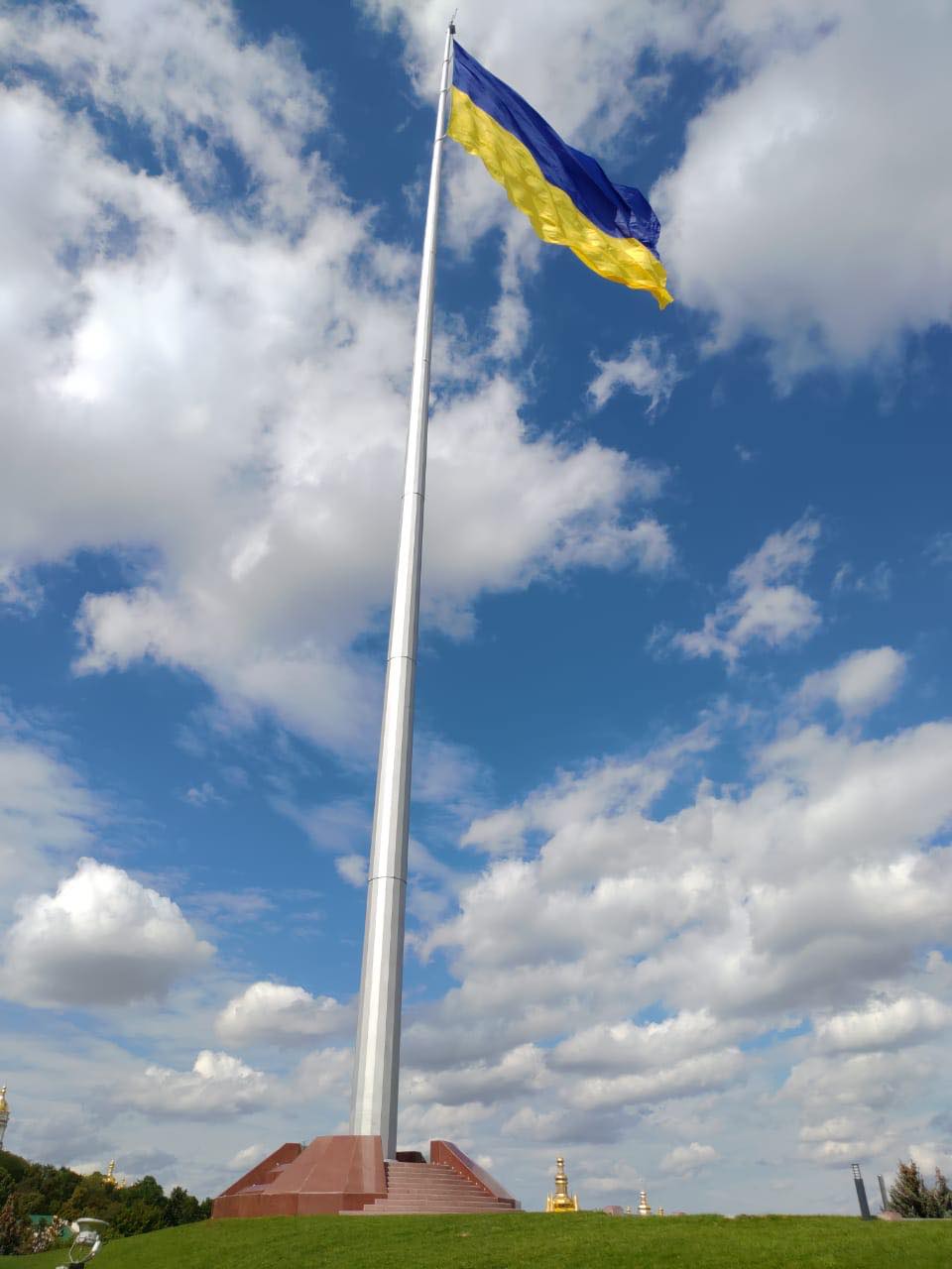 Кличко показал фото самого большого флага Украины и заверил, что он не порвался, его просто заменили на новый. Фото: Telegram-канал/ Виталий Кличко