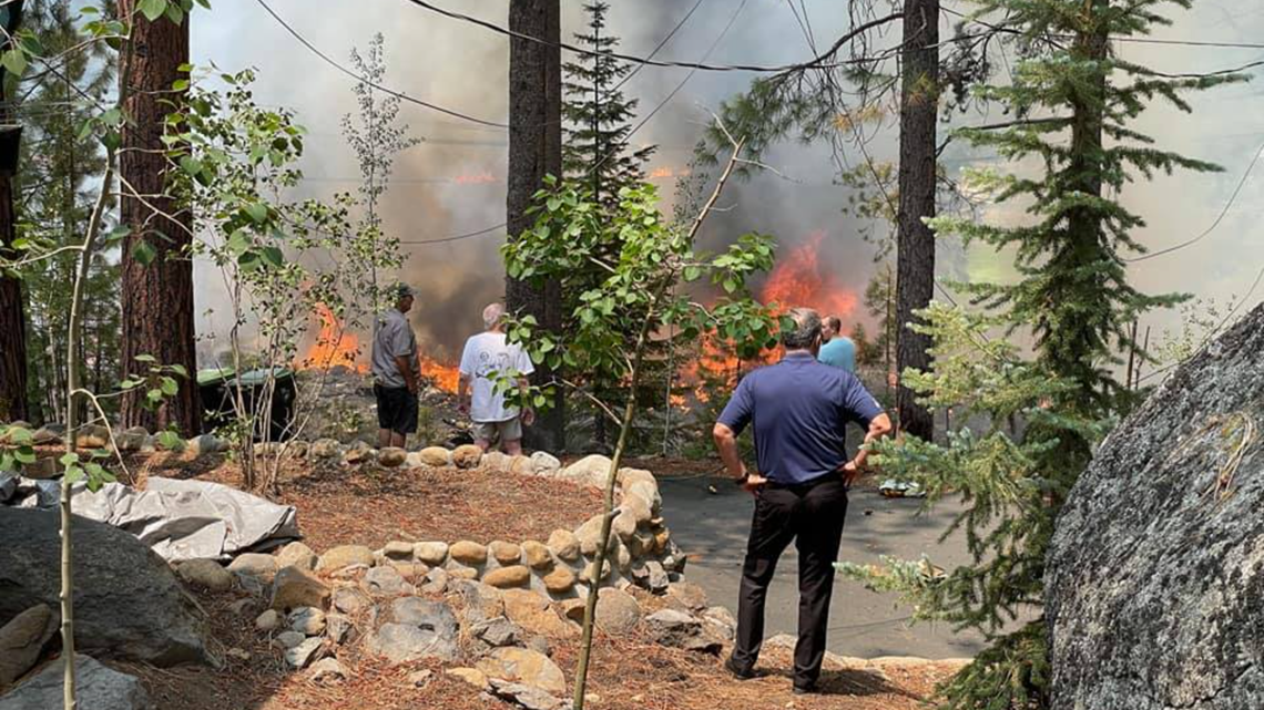  В результате падения самолета произошло возгорание леса возле поля для гольфа в Траки-Тахо. Фото: ABC10