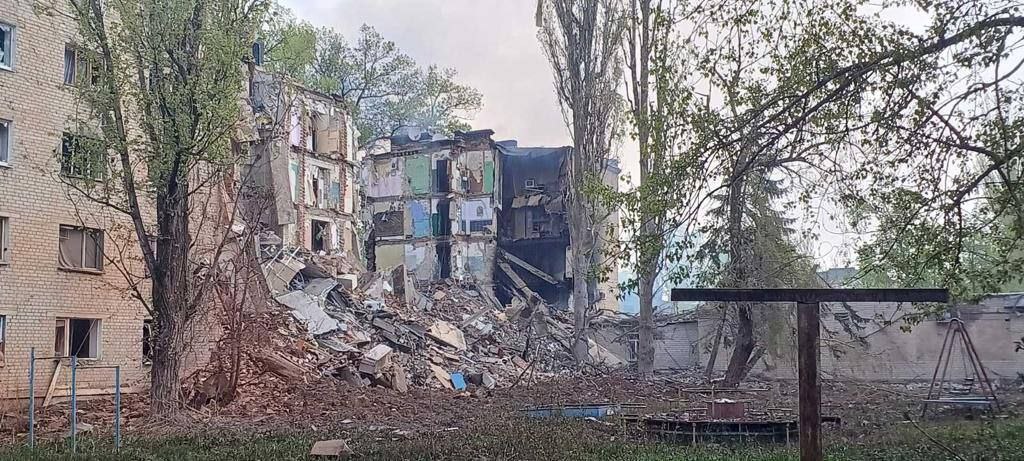 в Авдеевке ударом авиабомбы практически уничтожен многоэтажный дом по улице Гагарина, 8
