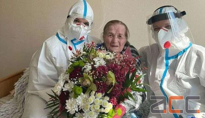 Столетняя жительница Черновцов победила коронавирус. Фото: ACC