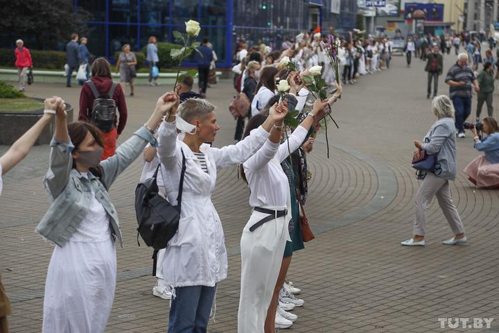 Сотни женщин в белой одежде вышли на акцию против насилия в Минске. Фото: TUT.BY