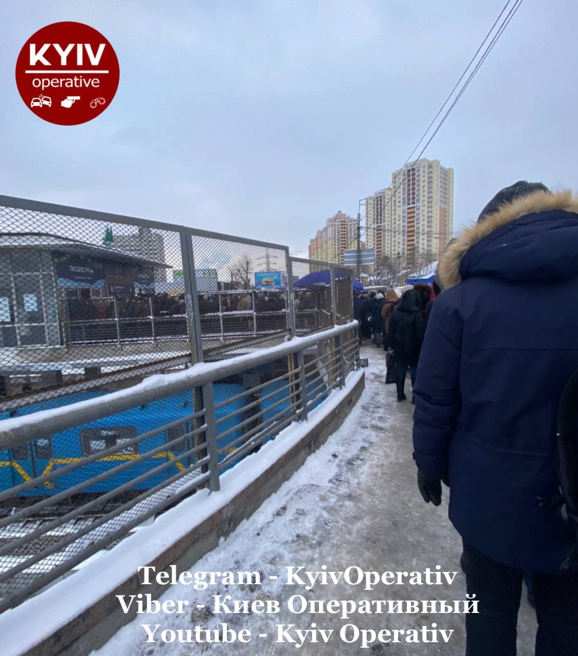 огромная очередь возле станции метро "Черниговская"