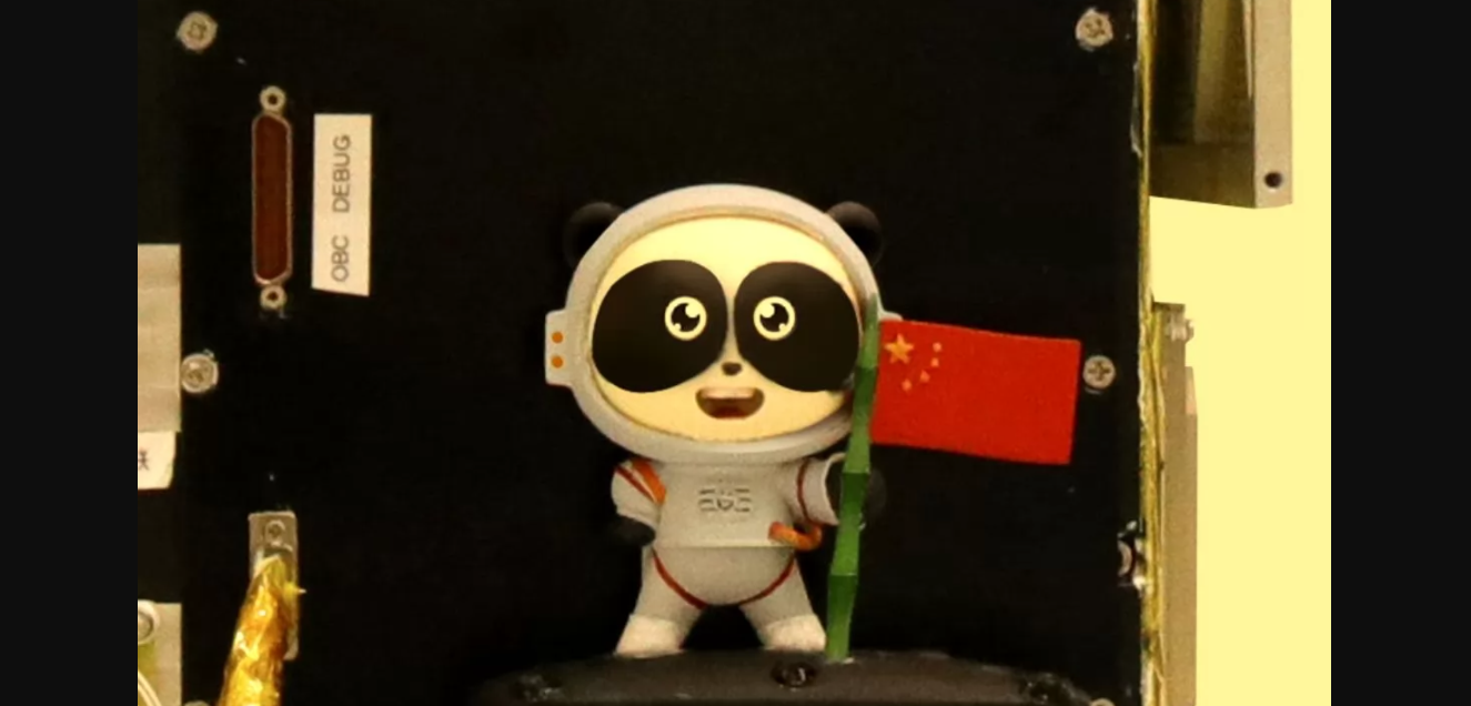 Китай отправил в космос 3D-модель большой панды, которая держит в руках флаг страны.