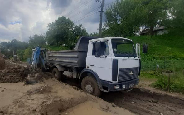 В Западной Украине остаются разрушенными более 200 км дорог и 95 мостов. Фото: ГСЧС