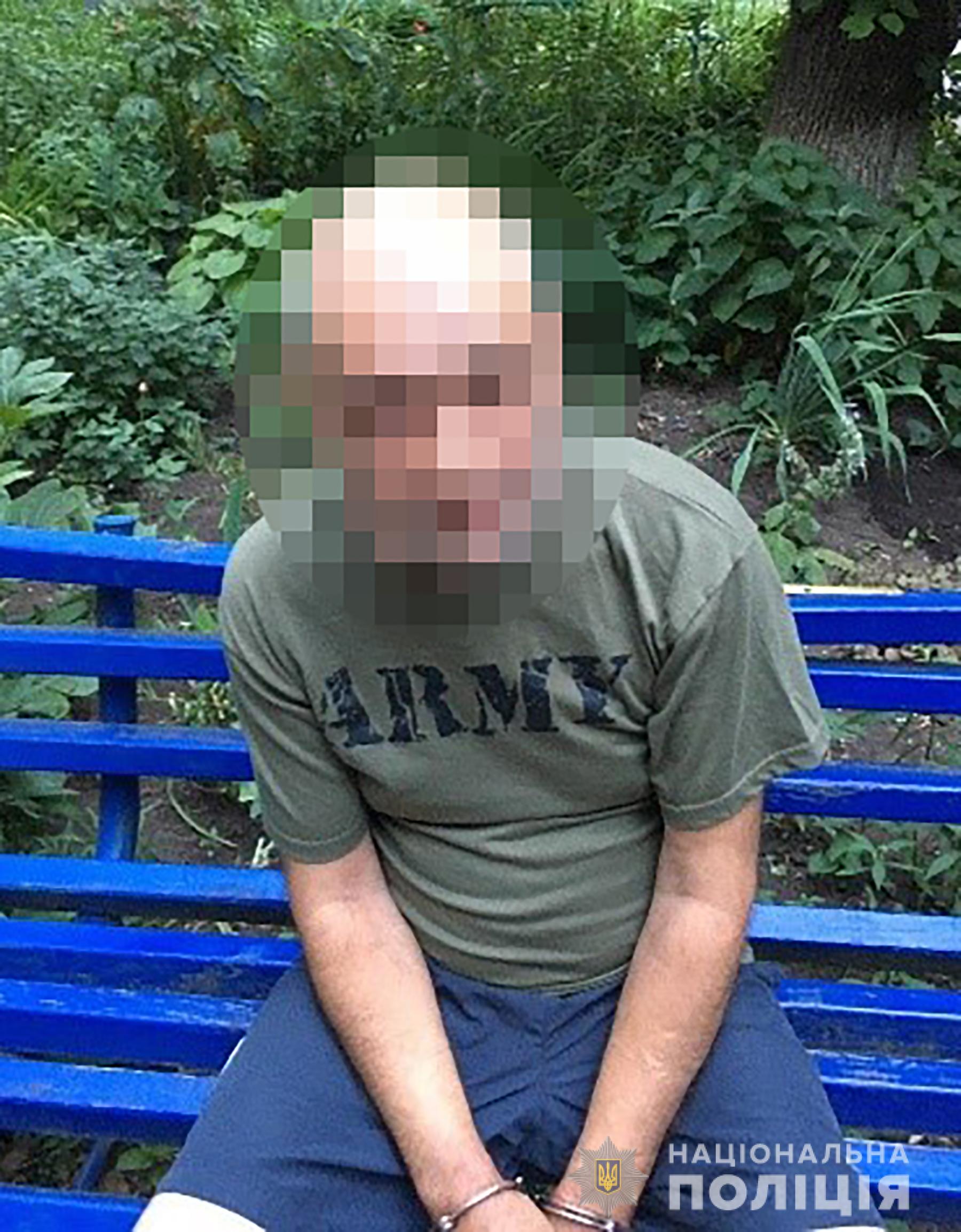 У мужчины, который стрел в Бердянске по детям, изъяли целый арсенал оружия. Фото: Нацполиция 