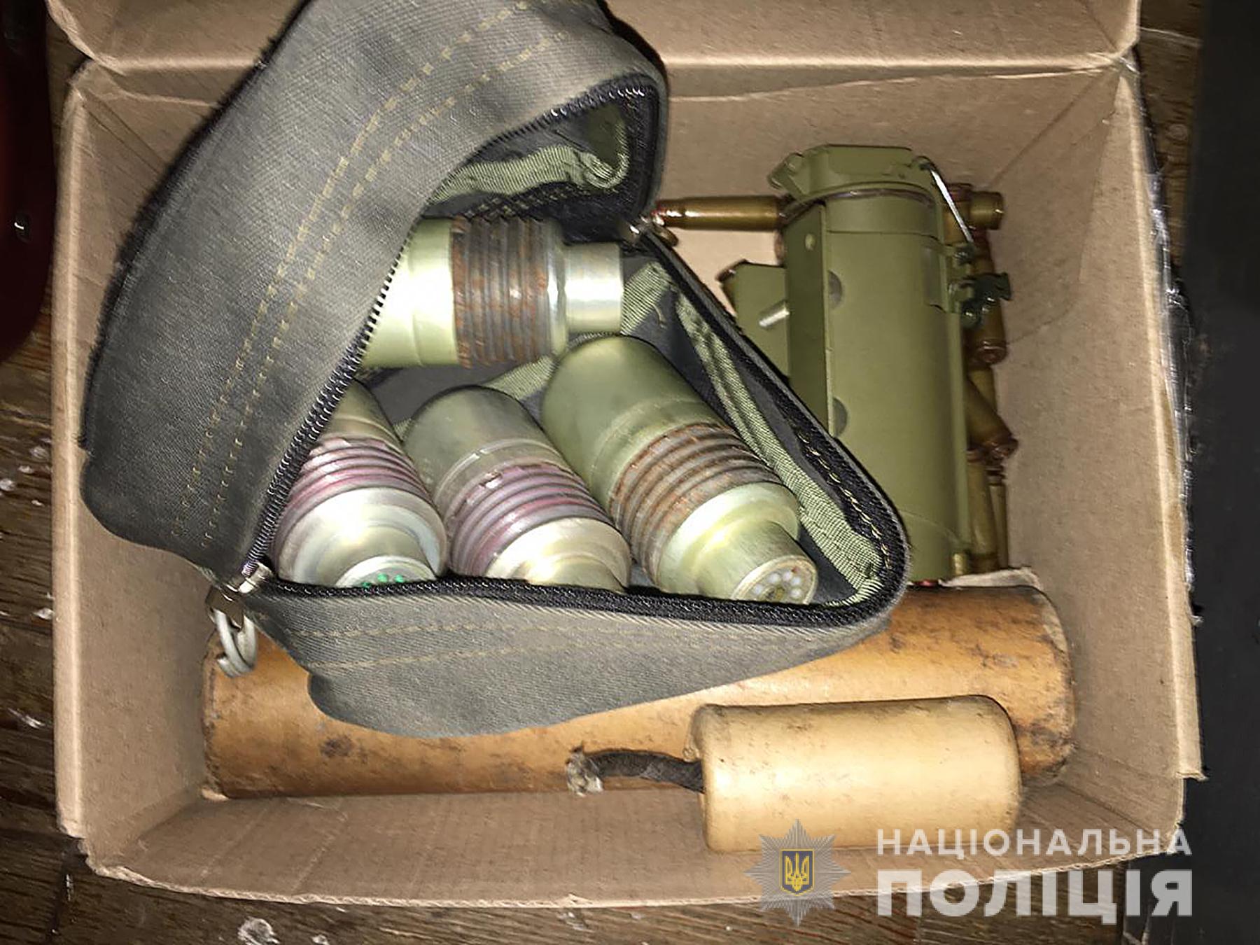 У мужчины, который стрел в Бердянске по детям, изъяли целый арсенал оружия. Фото: Нацполиция
