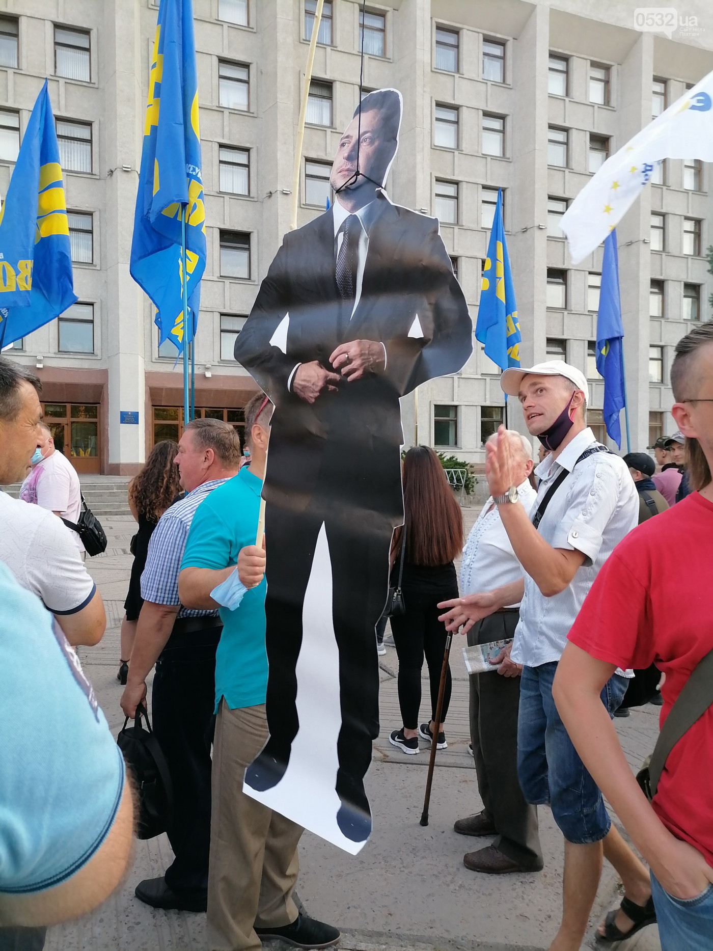 В Полтаве на митинге против перемирия на Донбассе повесили Зеленского. Фото: 0532.ua