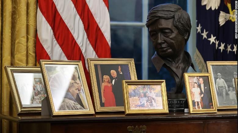 Джо Байден обустроил под себя Овальный кабинет. Фото: cdn.cnn.com