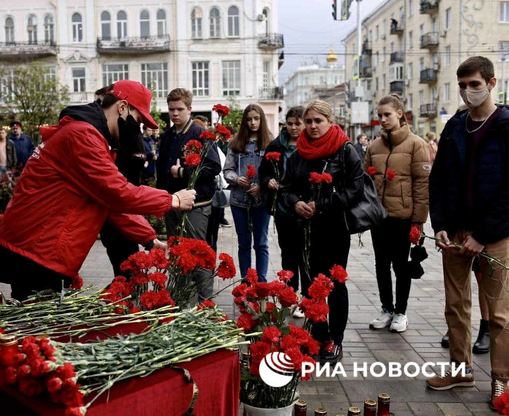 В крупных городах России люди выходят со свечами и цветами в знак скорби после трагедии в Казани. Фото: Телеграм-канал/ РИА Новости