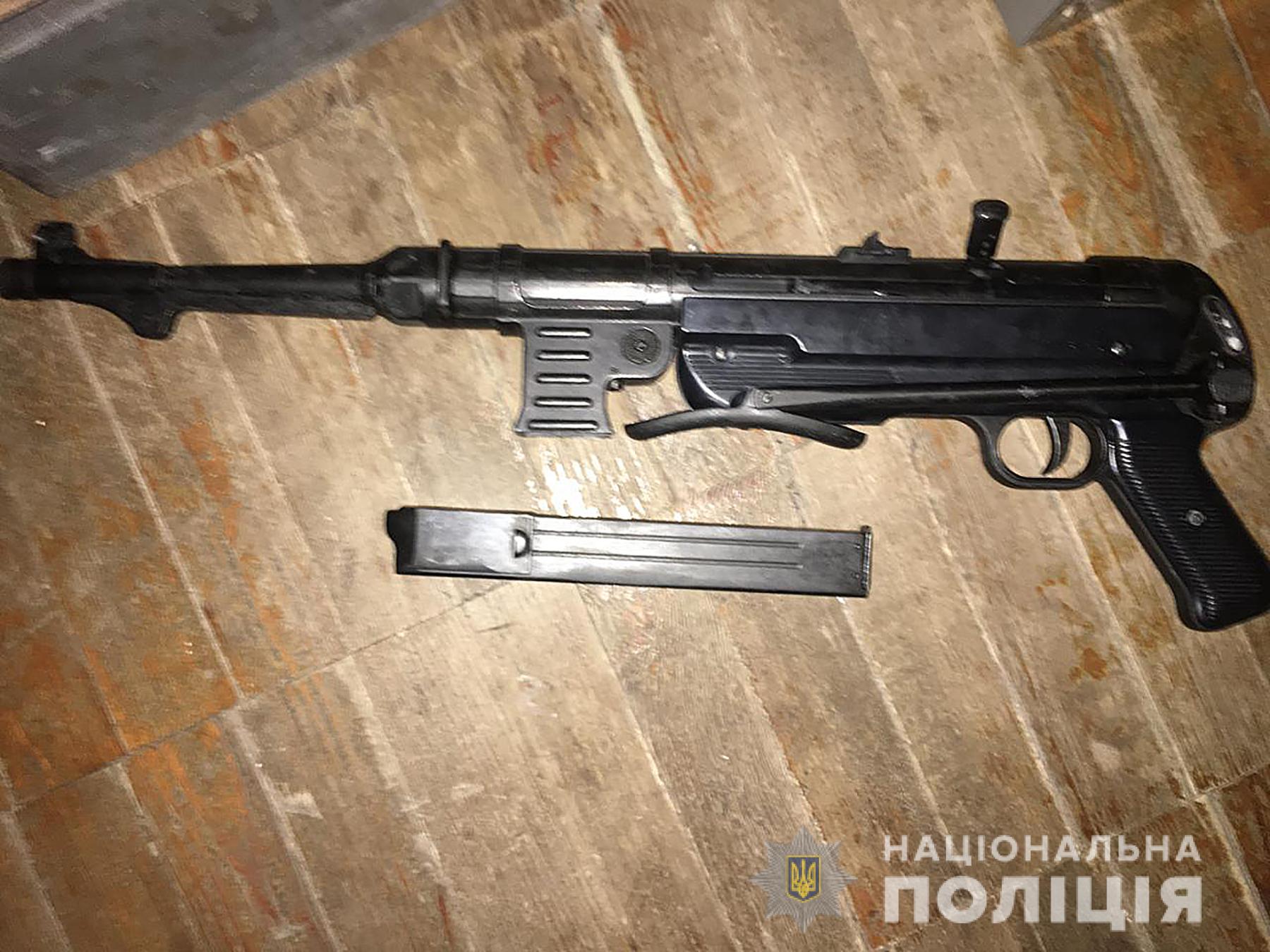 У мужчины, который стрел в Бердянске по детям, изъяли целый арсенал оружия. Фото: Нацполиция