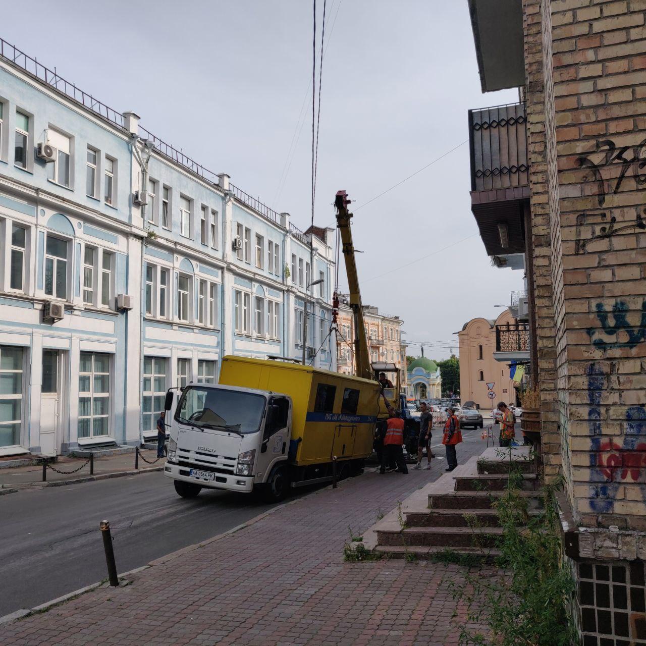 В Киеве на улице Фроловской провалилась в асфальт машина "Водоканала". Фото: "Страна"