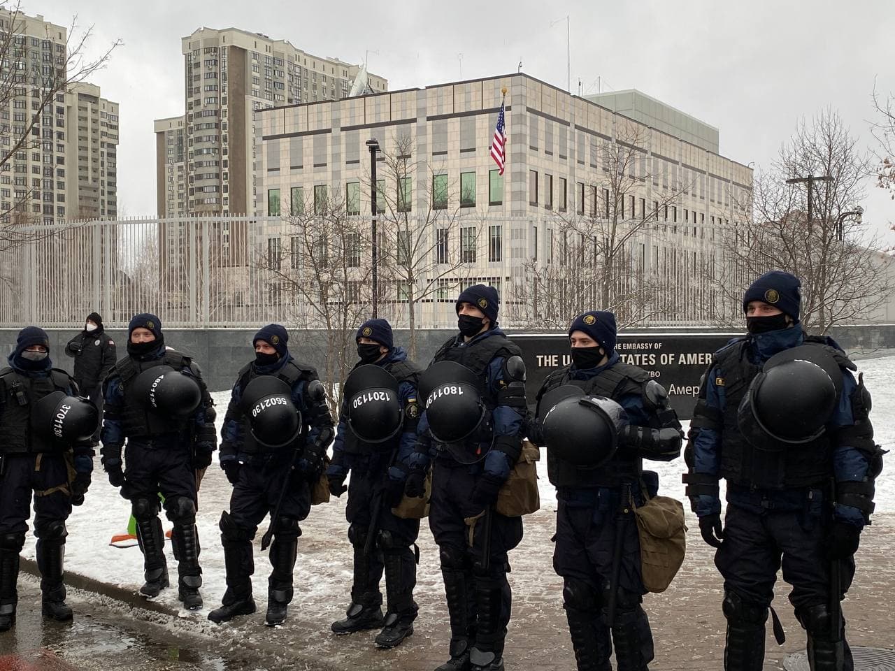 В Киеве из-за митинга ФОПов полиция оцепила посольство США. Фото: Владислав Бовтрук, "Страна"