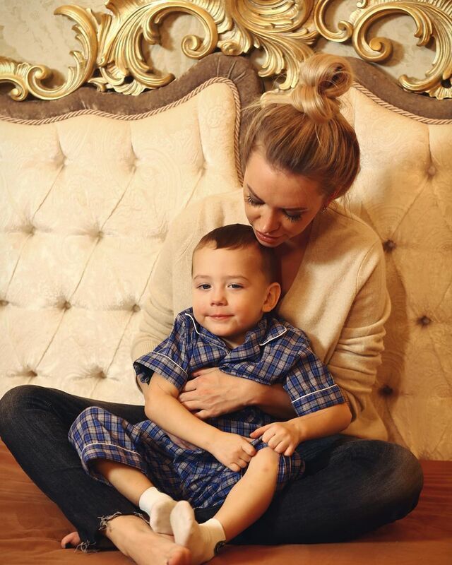 Милана Тюльпанова вместе со своим сыном. Фото: Instagram