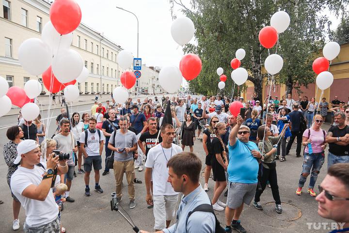 Сотни белорусов пришли к СИЗО поздравить мужа Тихановской с днем рождения. Фото: TUT.BY