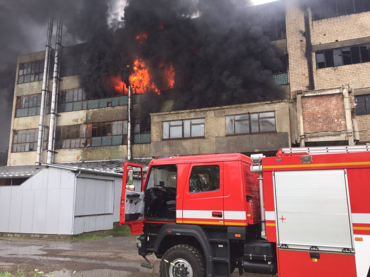 В Черновцах горит четырехэтажное производственное здание. Фото: ГСЧС