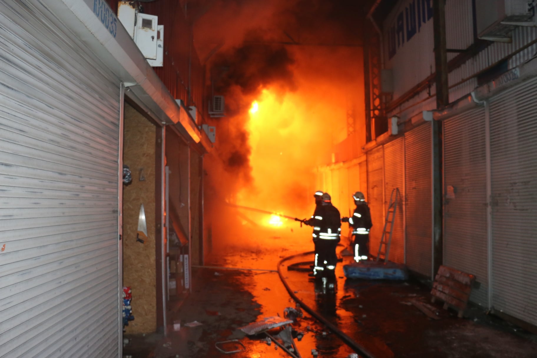 В Харькове до сих пор тушат пожар на рынке Барабашово