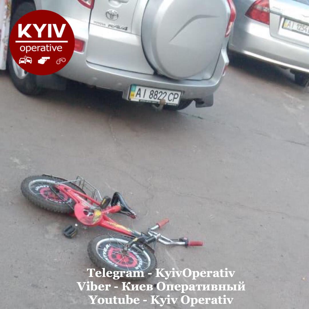Женщина сбила ребенка на велосипеде. Фото: Facebook / "Киев оперативный" 