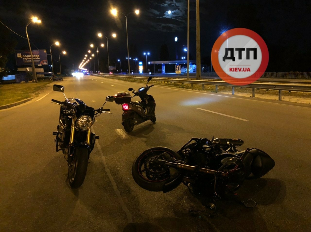 Столкновение мотоциклиста и пешехода. Фото: ДТП.Киев