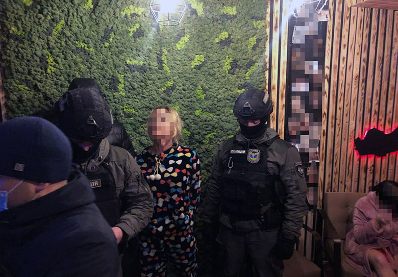 Полиция разоблачила интим-салон. Фото: Нацполиция