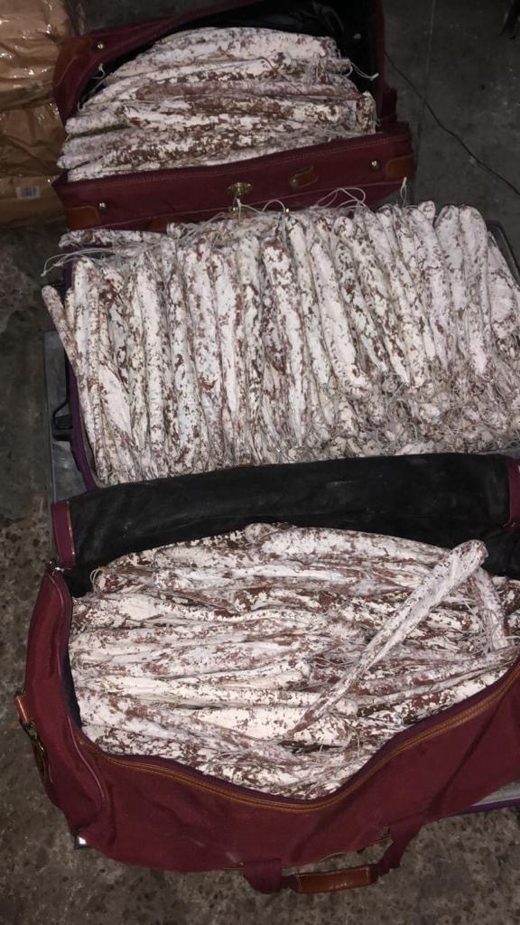 Украинец выдал контрабандную колбасу за зарплату. Фото: Golosinfo