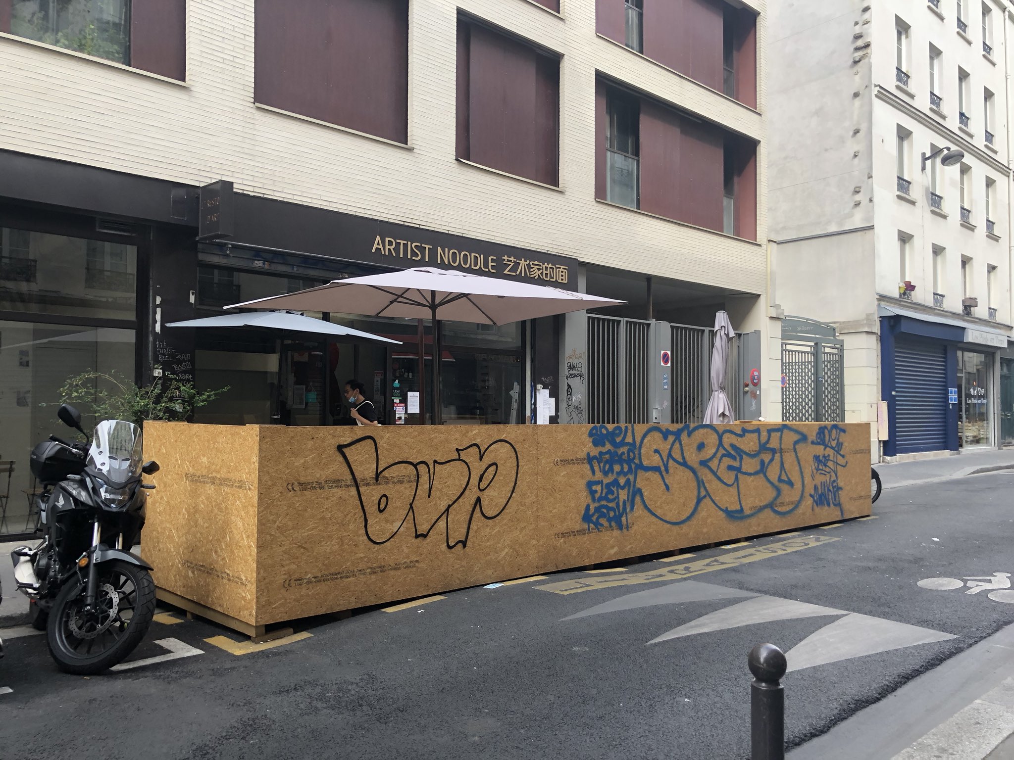 Французские рестораны бастуют против карантина. Фото: Twitter / @Shapotchka