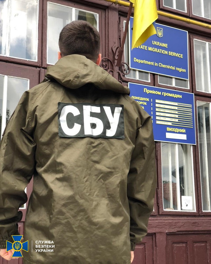 Чиновники массово подделывали украинские паспорта нелегалам