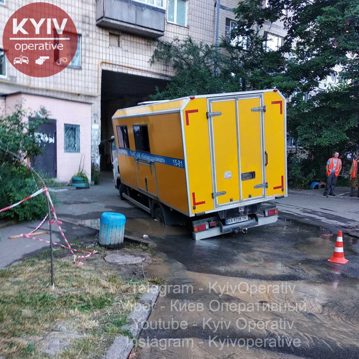 Грузовик провалился под асфальт в Святошинском районе. Фото: "Киев Оперативный"