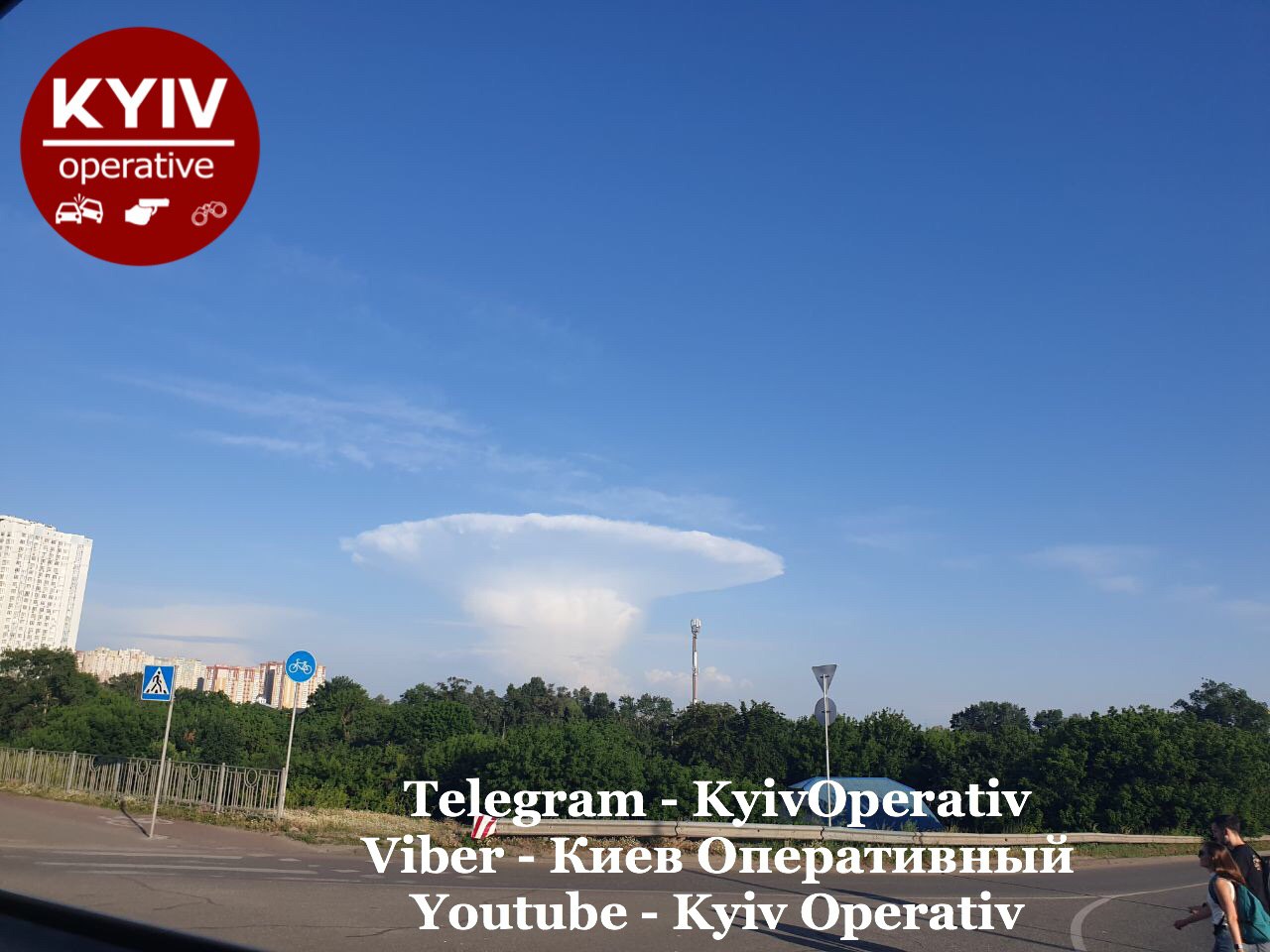В Сети обсуждают удивительное облако в форме гриба над Киевом. Фото: Оперативный Киев