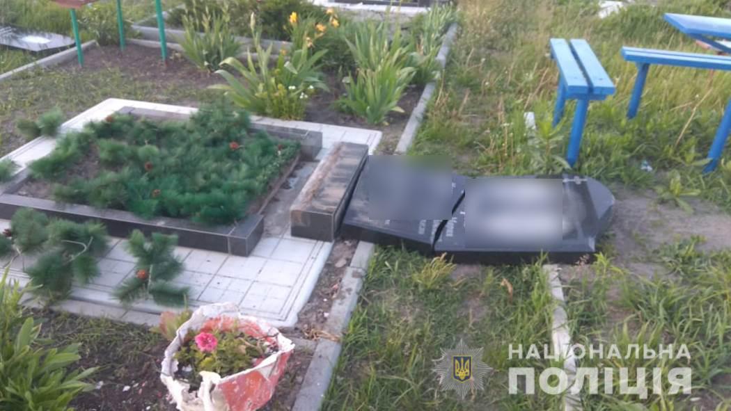 В Харьковской области четверо детей разнесли десятки могил на кладбище. Фото: hk.npu.gov.ua