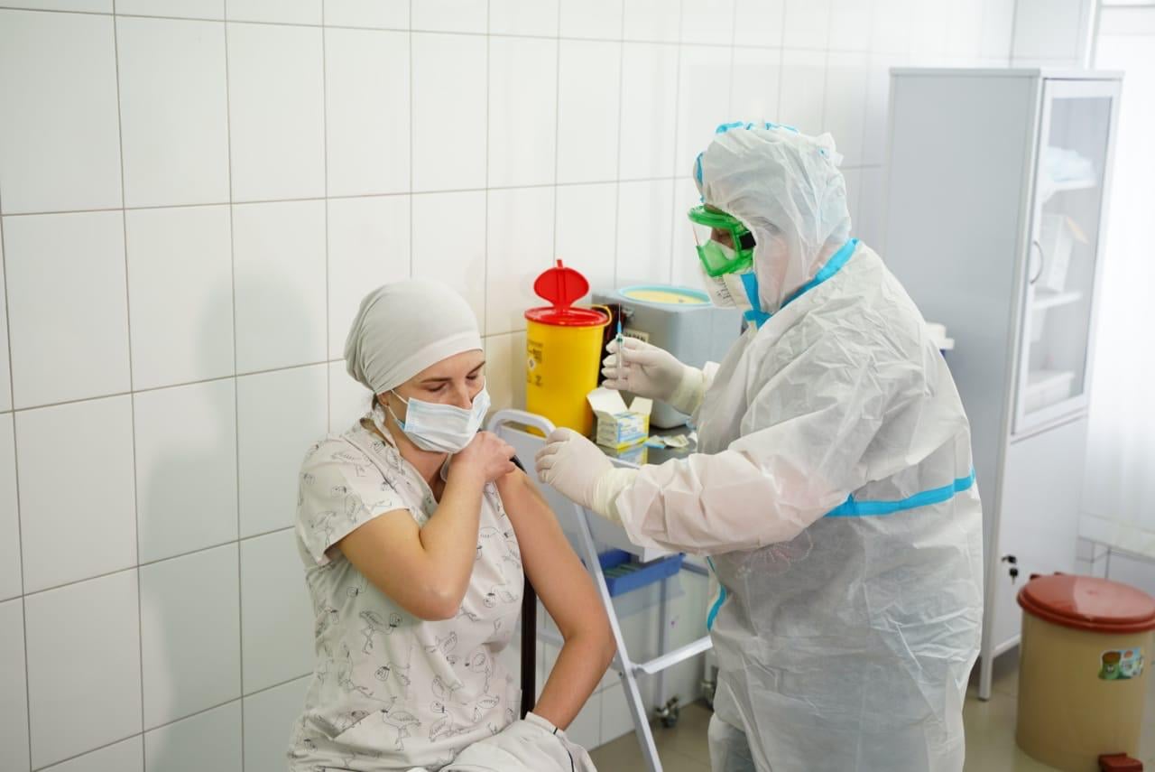 Врач в Броварах сделала вакцинацию от коронавируса. Скриншот https://www.facebook.com/koda.gov.ua/posts/2476080139366786