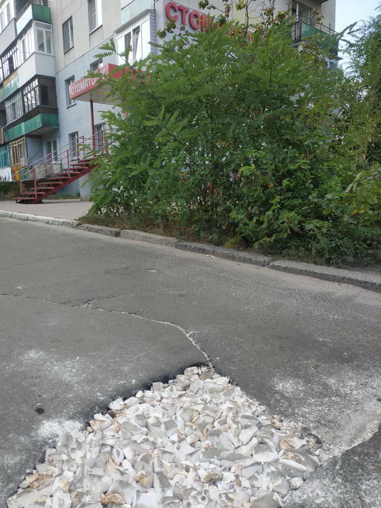 В Северодонецке яму на дороге заложили слепками зубов. Скриншот из фейсбука