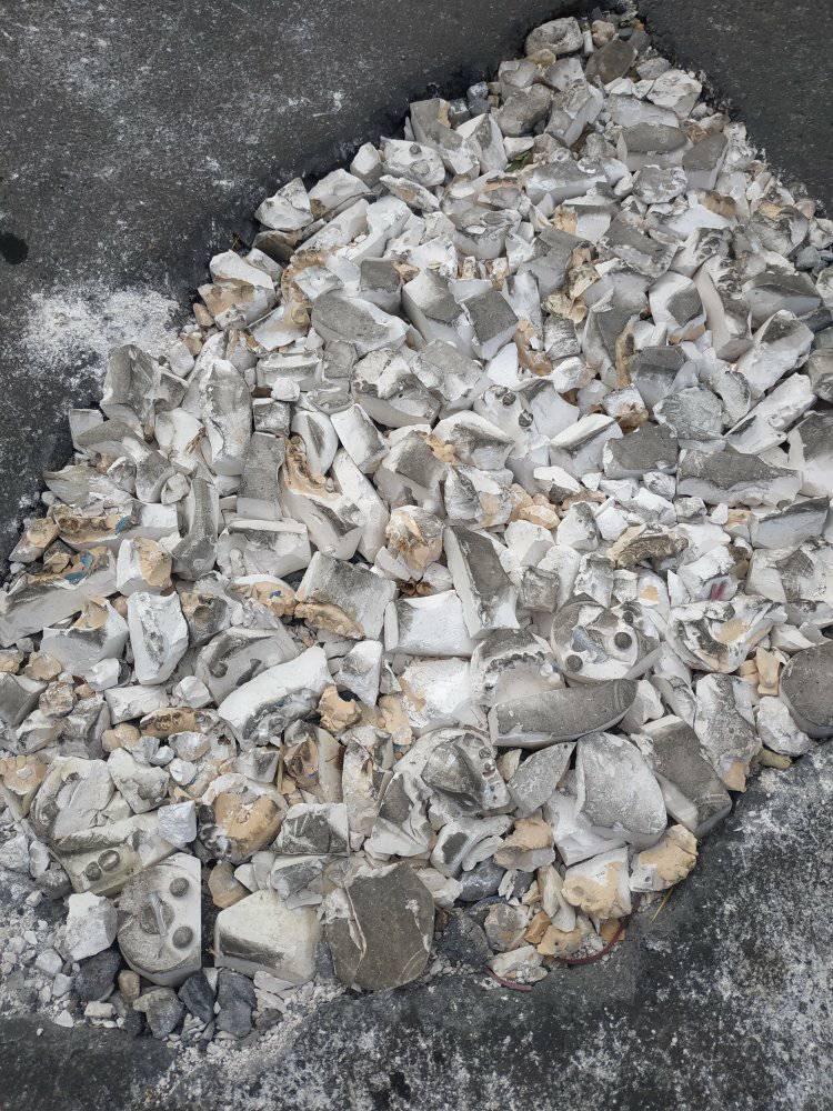 В Северодонецке яму на дороге заложили слепками зубов. Скриншот из фейсбука