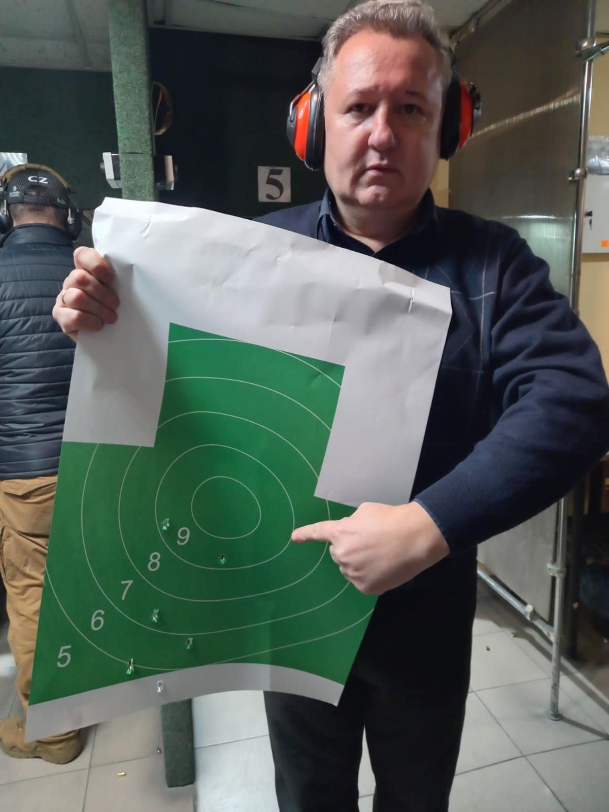 Директора школ Львова учились стрелять. Скриншот из фейсбука