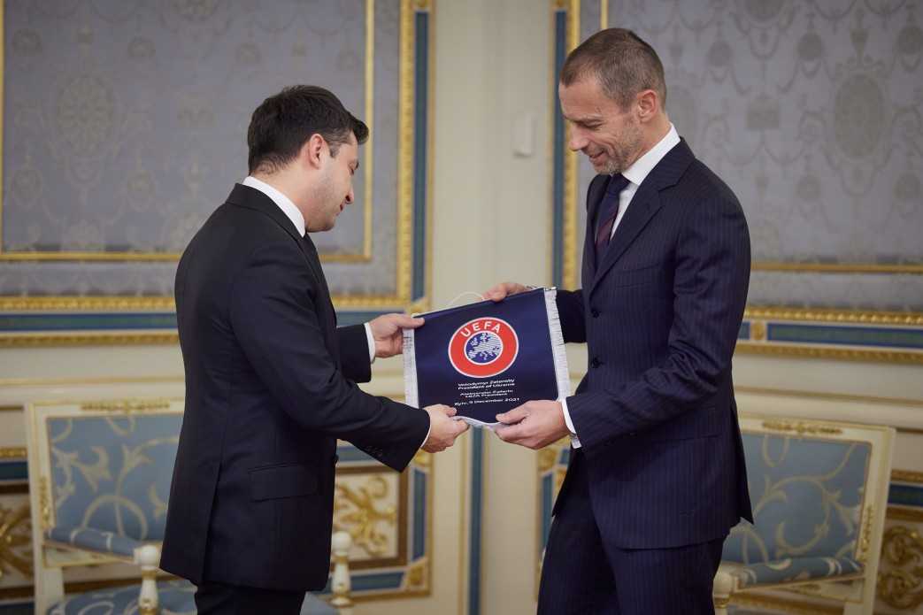 Зеленский вручил президенту УЕФА орден