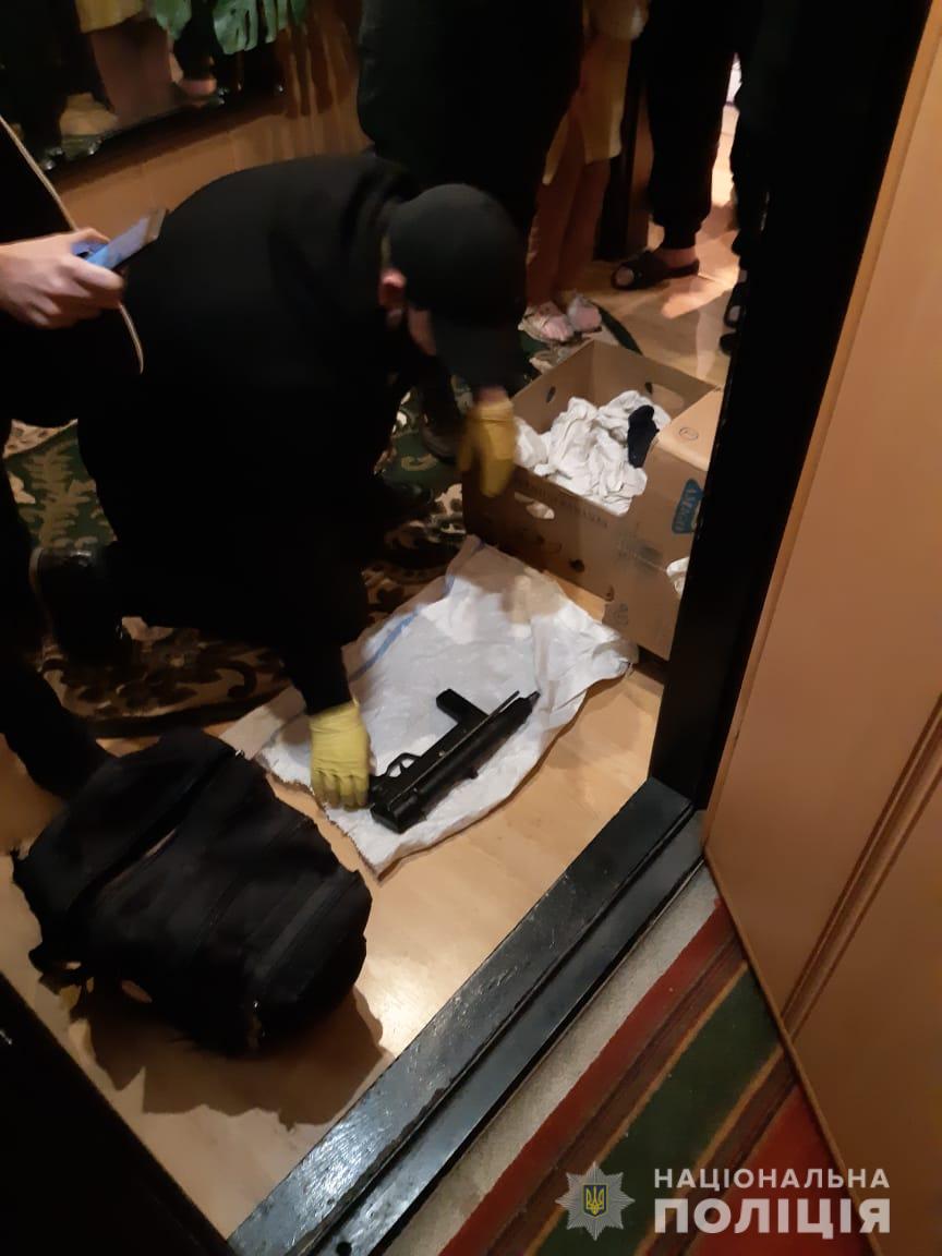 Трое иностранцев задержаны в Харькове за незаконное хранение оружия. Фото: npu.gov.ua