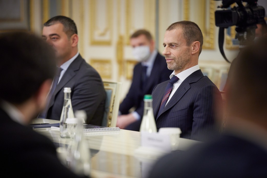 Зеленский вручил президенту УЕФА орден