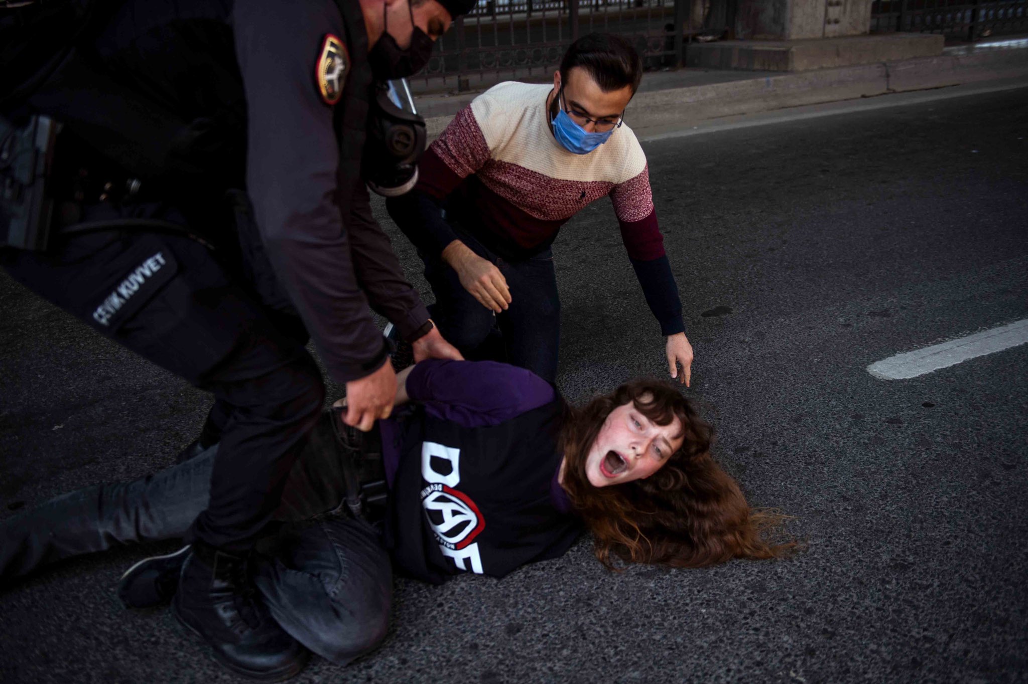 Задержание демонстрантов в Турции. Скриншот twitter.com/Kilicbil