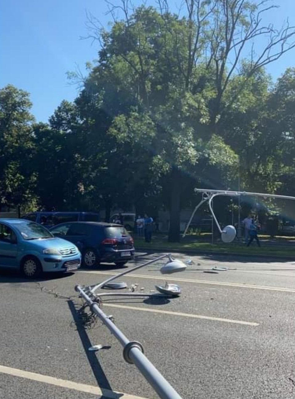Вертолет США аварийно сел в центре Бухареста. Скриншот из твиттера