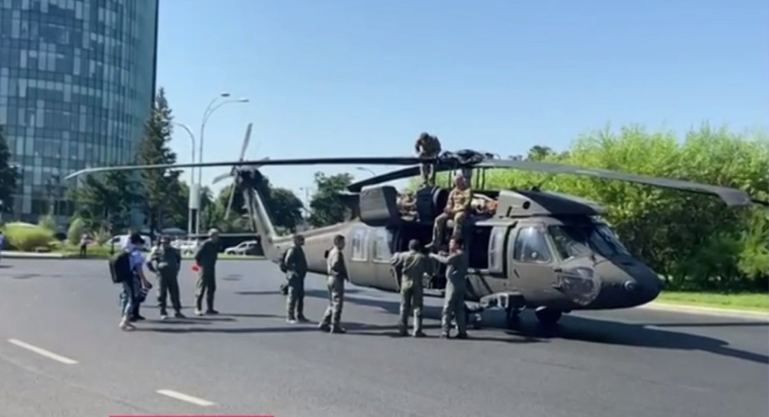 Вертолет США аварийно сел в центре Бухареста. Скриншот из твиттера