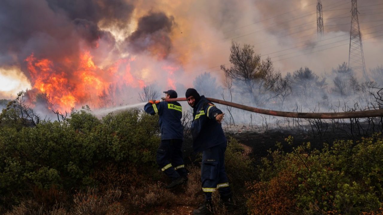 Пожарные в Афинах борются с огнем. Скриншот из твиттера Greek City Times