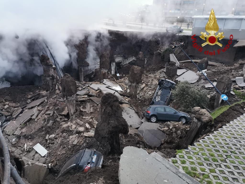 Взрыв возле больницы Неаполя. Скриншот twitter.com/emergenzavvf