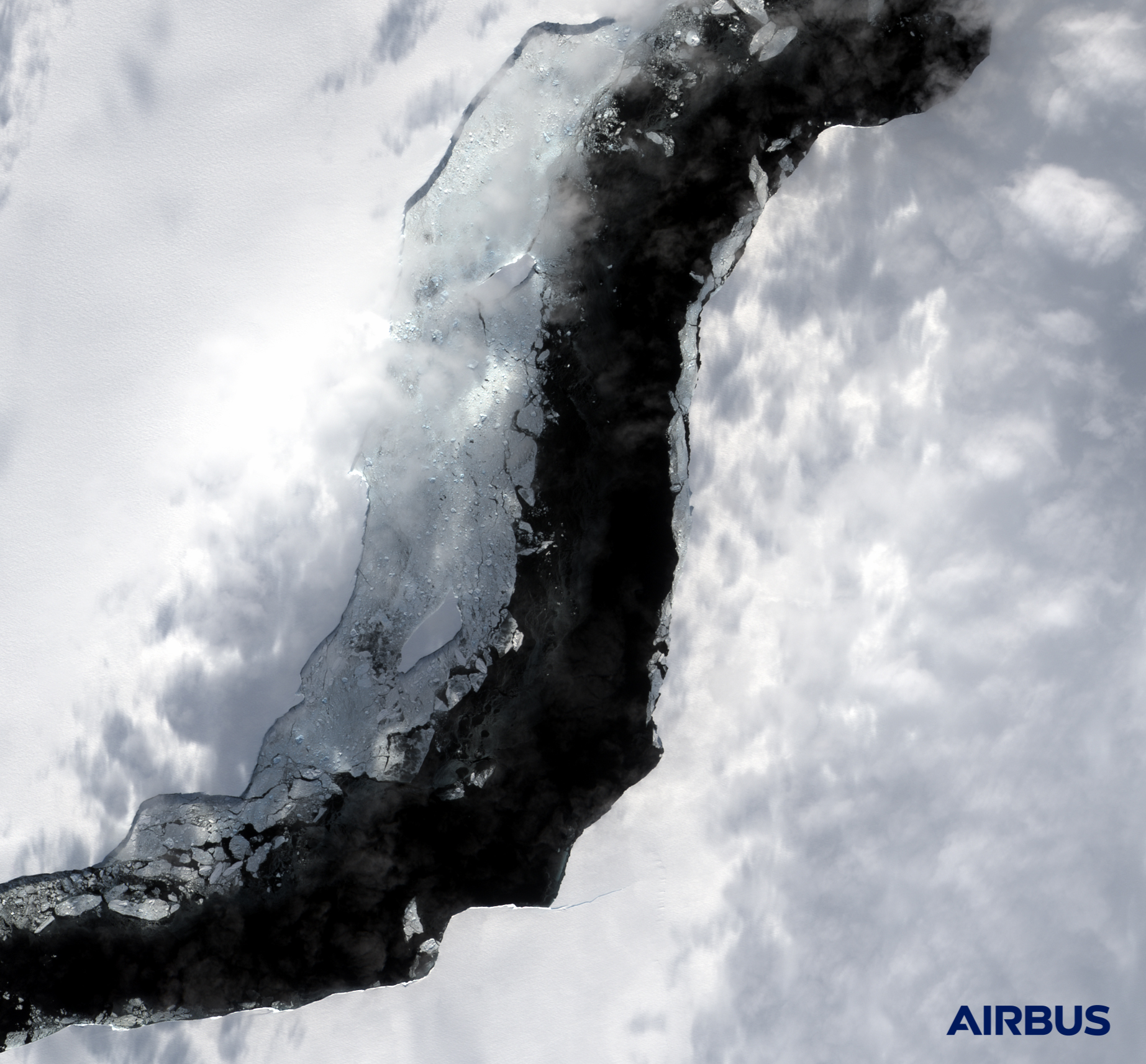 Снимки отколовшегося айсберга в Антарктиде. Скриншот  twitter.com/AirbusSpace