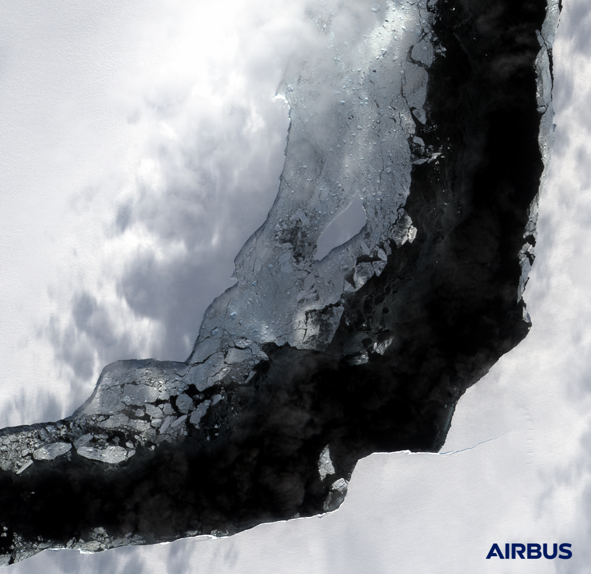Снимки отколовшегося айсберга в Антарктиде. Скриншот  twitter.com/AirbusSpace