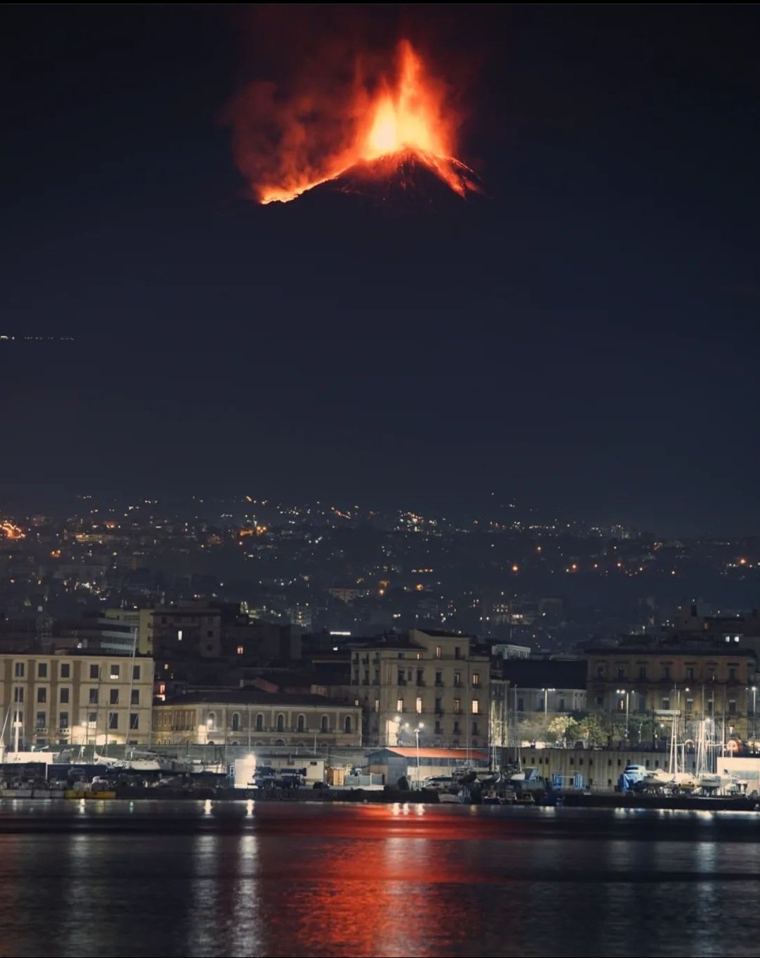 Вулкан Этна извергается на Сицилии. Скриншот из твиттера