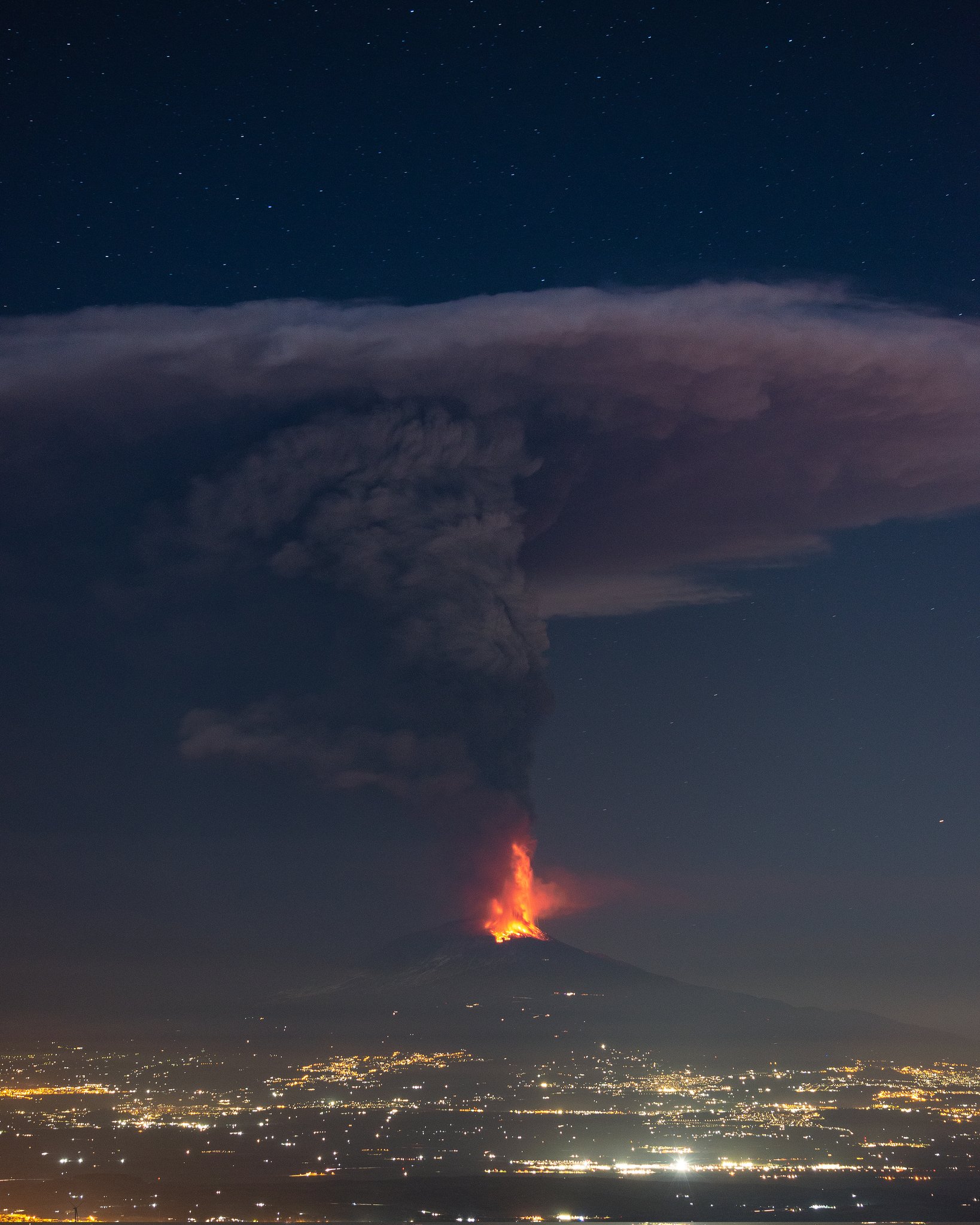 Вулкан Этна извергается на Сицилии. Скриншот из твиттера