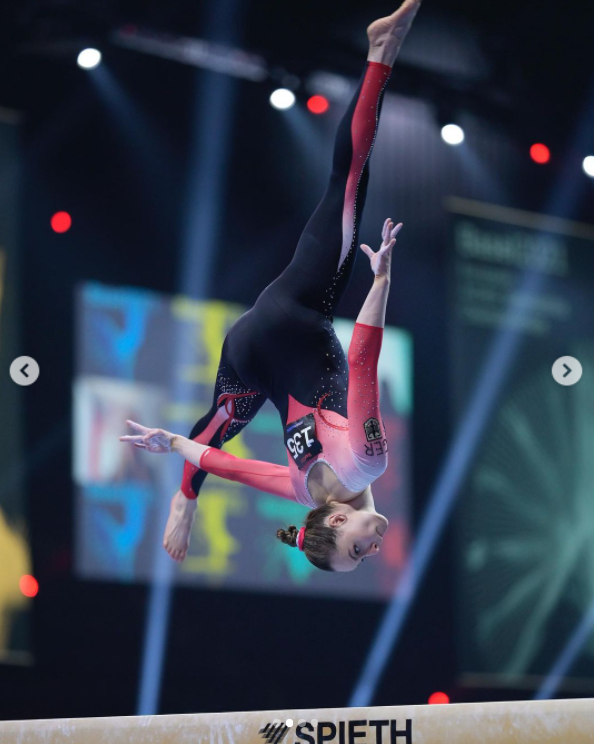 Немецкая гимнастка выступила в комбинезоне. Скриншот из инстаграма Сары Восс