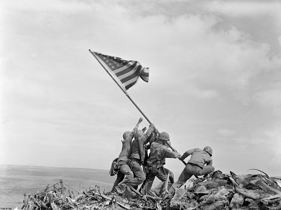 Культовое фото морских пехотинцев США 1945 года